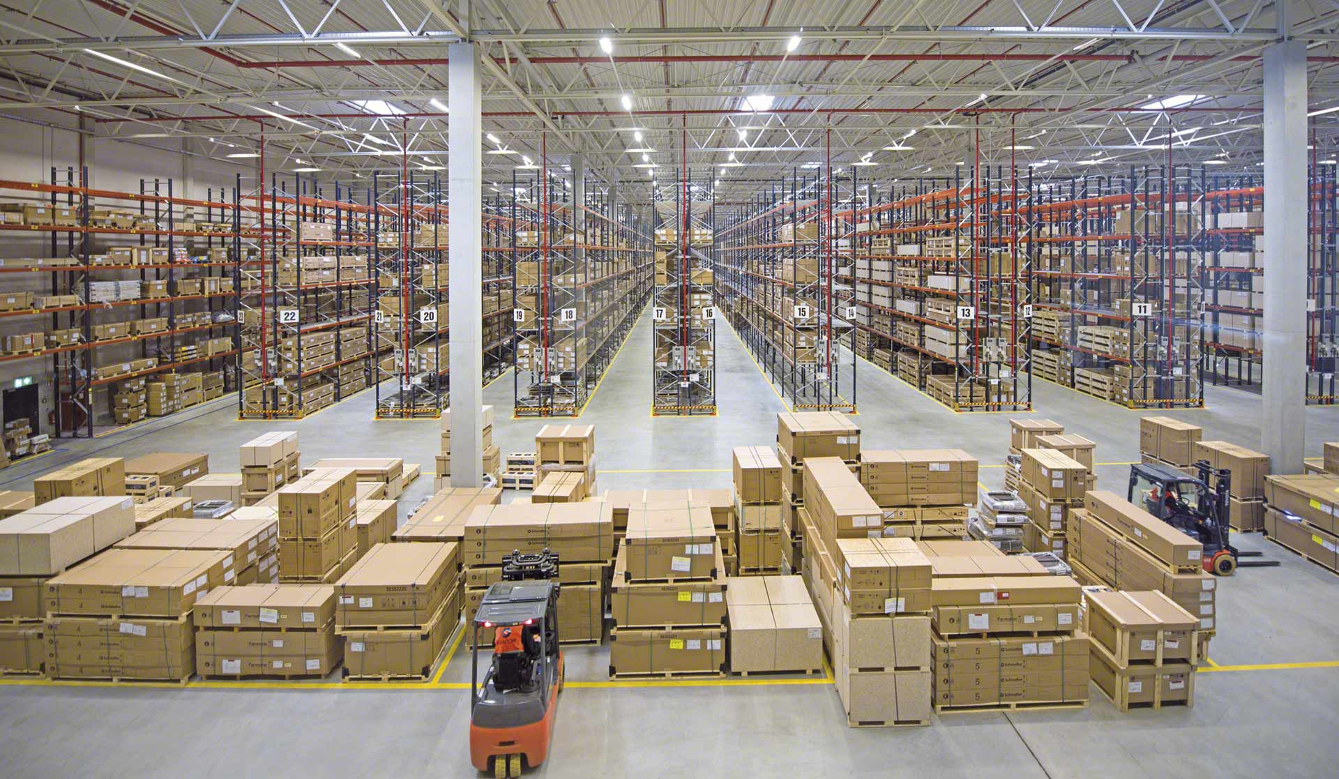 La logística de aprovisionamiento hace referencia a la adquisición y almacenamiento de mercancía La logística de aprovisionamiento hace referencia a la adquisición y almacenamiento de mercancía