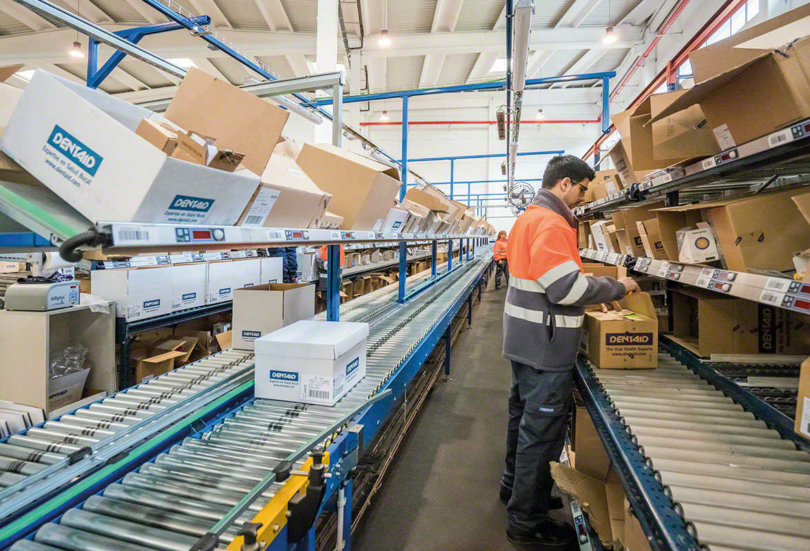 Operador logístico gestionando un pedido en el almacén Operador logístico gestionando un pedido en el almacén