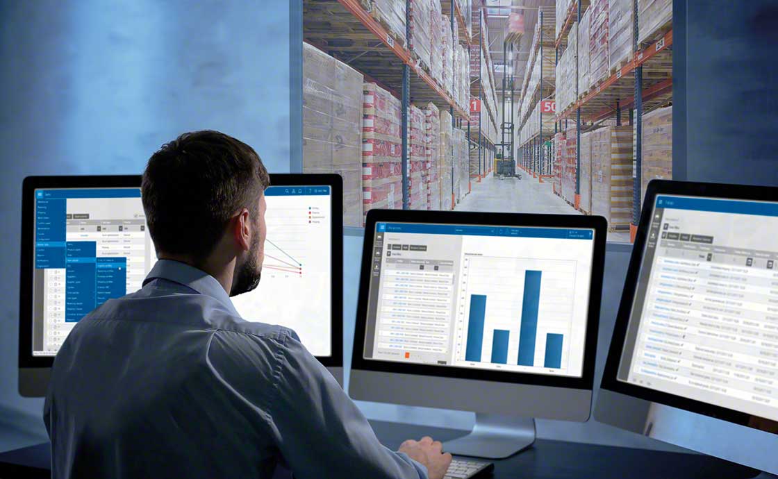 Un operario controla el stock disponible gracias a un SGA preparado como parte de una estrategia de logística omnicanal Un operario controla el stock disponible gracias a un SGA preparado como parte de una estrategia de logística omnicanal