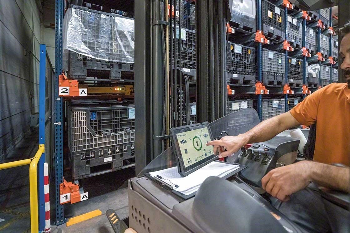 Un operario maneja el Pallet Shuttle desde la carretilla con un tableta digital