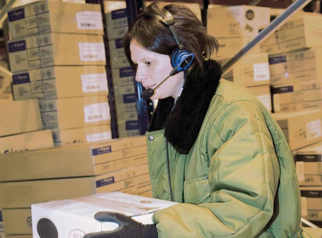 Un operario realiza tareas de preparación de pedidos con un sistema de voice picking