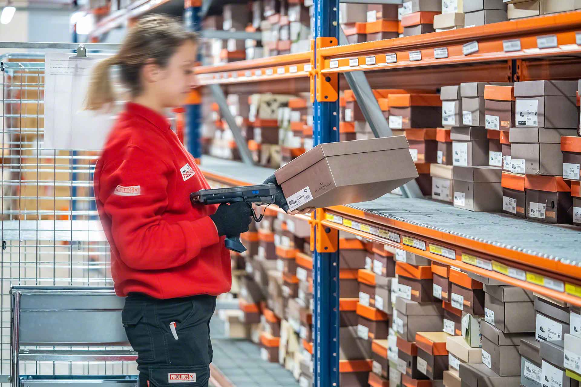 Un operario realiza la preparación de pedidos con el método pick-to-cart Un operario realiza la preparación de pedidos con el método pick-to-cart