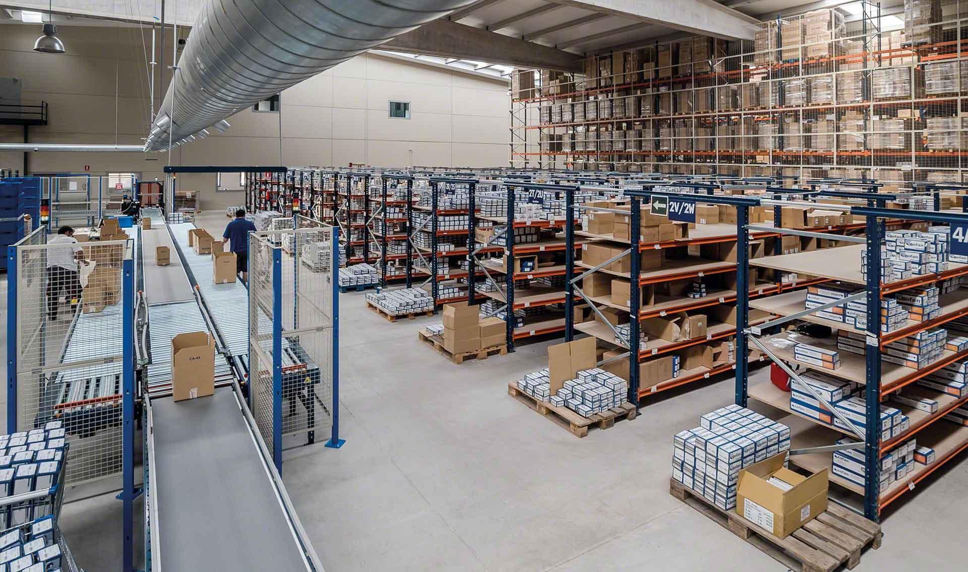 Operarios realizan la última fase del picking en la zona anexa a las cabeceras de las estanterías Operarios realizan la última fase del picking en la zona anexa a las cabeceras de las estanterías