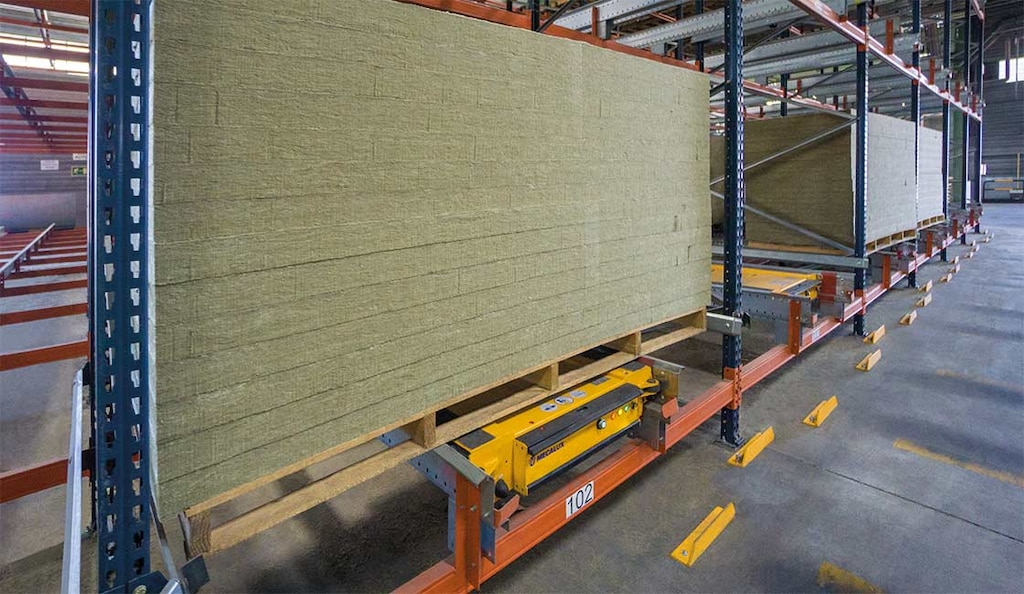 Rockwool Peninsular agiliza el movimiento de palets de grandes dimensiones con el Pallet Shuttle de Mecalux