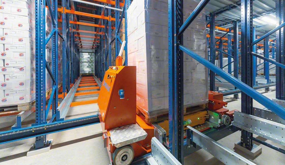 La solución de almacenaje Pallet Shuttle automático combina lanzaderas y carros motorizados