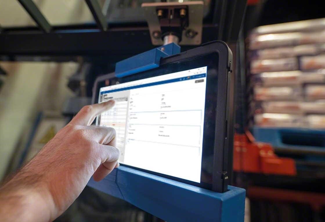 Mecalux puede instalar tanto el SGA Easy WMS (con <em>on-premise</em> o SaaS) como el hardware que sea necesario. Mecalux puede instalar tanto el SGA Easy WMS (con <em>on-premise</em> o SaaS) como el hardware que sea necesario.