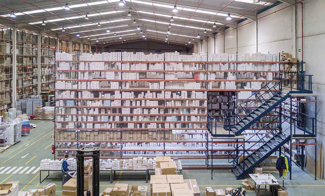 Las pasarelas ayudan a maximizar el espacio en almacenes de operadores logísticos especializados en e-commerce