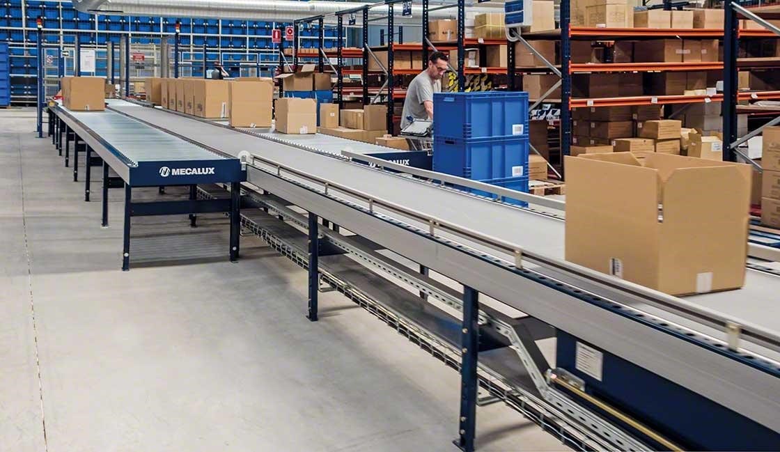 Los transportadores permiten realizar unas labores de picking más seguras y ergonómicas en el almacén de Cofan Los transportadores permiten realizar unas labores de picking más seguras y ergonómicas en el almacén de Cofan