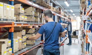 El picking por zonas consiste en dividir el almacén en diferentes áreas según múltiples criterios El picking por zonas consiste en dividir el almacén en diferentes áreas según múltiples criterios