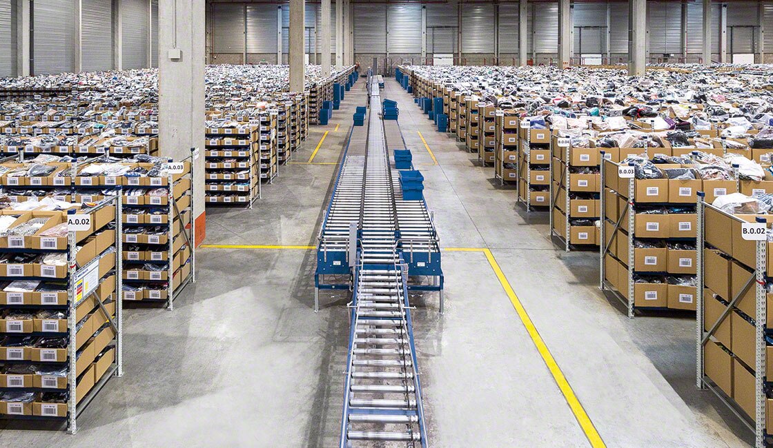 Los transportadores para cajas son una solución habitual para agilizar la preparación de pedidos en los almacenes e-commerce