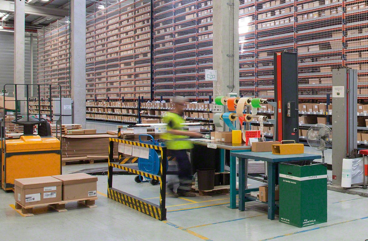 Preparador de pedidos escaneando un artículo Preparador de pedidos escaneando un artículo