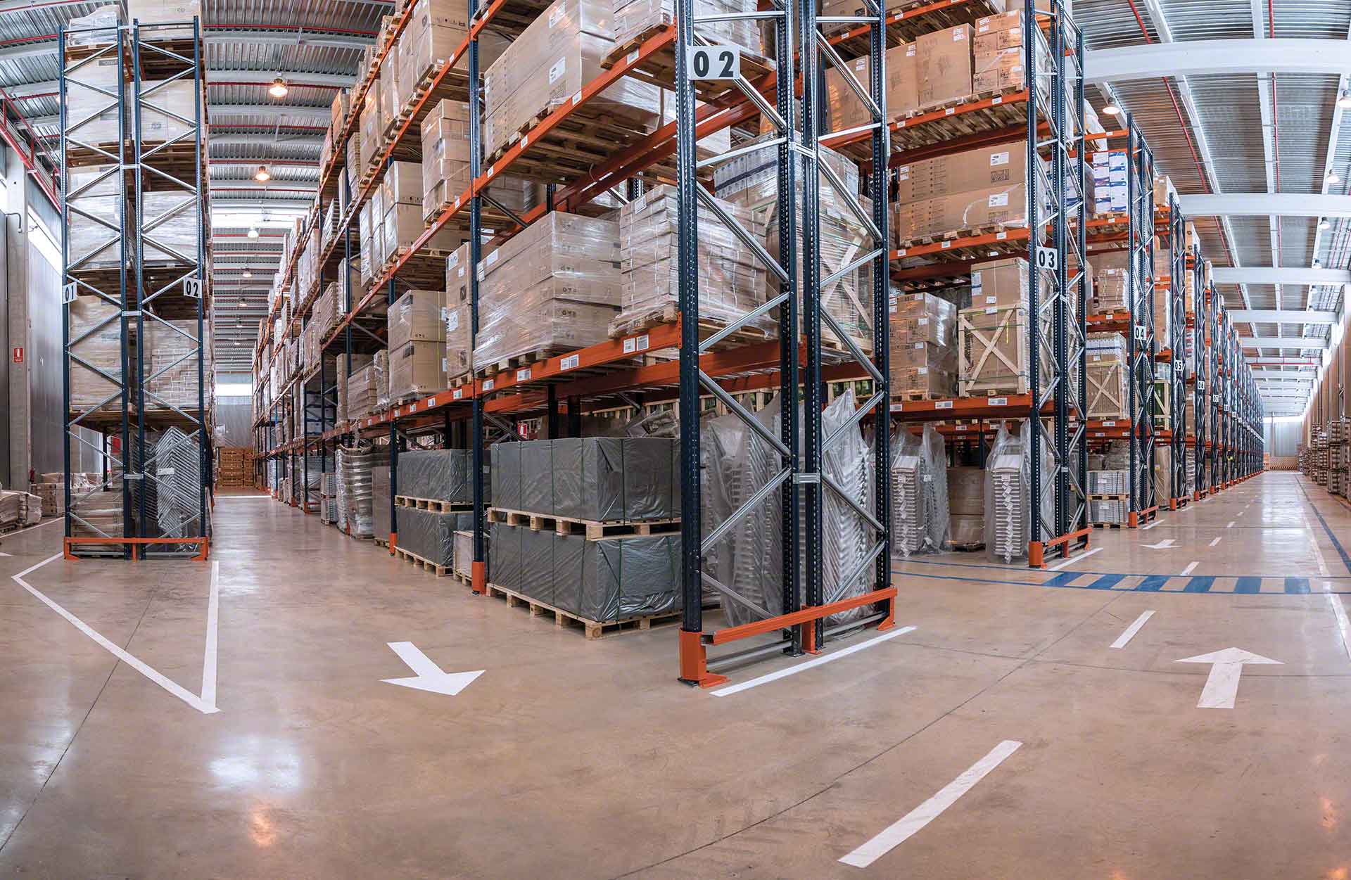 Las protecciones para estanterías preservan la estabilidad de los puntales y bastidores laterales Las protecciones para estanterías preservan la estabilidad de los puntales y bastidores laterales