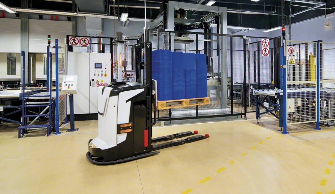 Los robots AGV agilizan el flujo de mercancía en el almacén automático de Novartis en Polonia