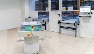 Los robots AIV agilizan los flujos de mercancía dentro del almacén Los robots AIV agilizan los flujos de mercancía dentro del almacén