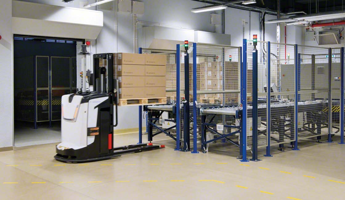 AGV que conecta el almacén de Novartis en Polonia con sus líneas de producción de forma automática