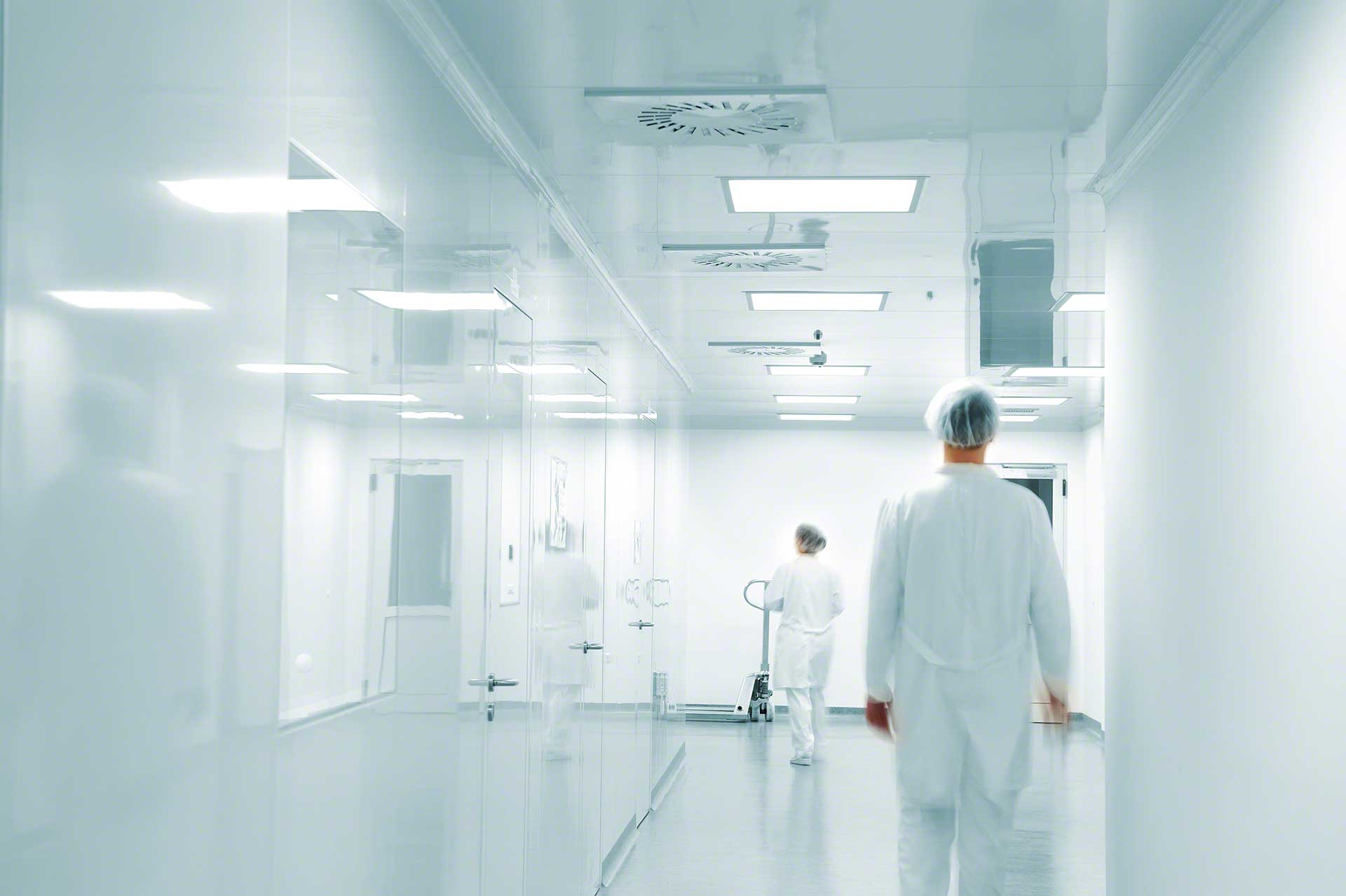 Una sala blanca es un espacio de trabajo en el que se controlan las partículas en suspensión en el aire para evitar contaminar los productos. Una sala blanca es un espacio de trabajo en el que se controlan las partículas en suspensión en el aire para evitar contaminar los productos.