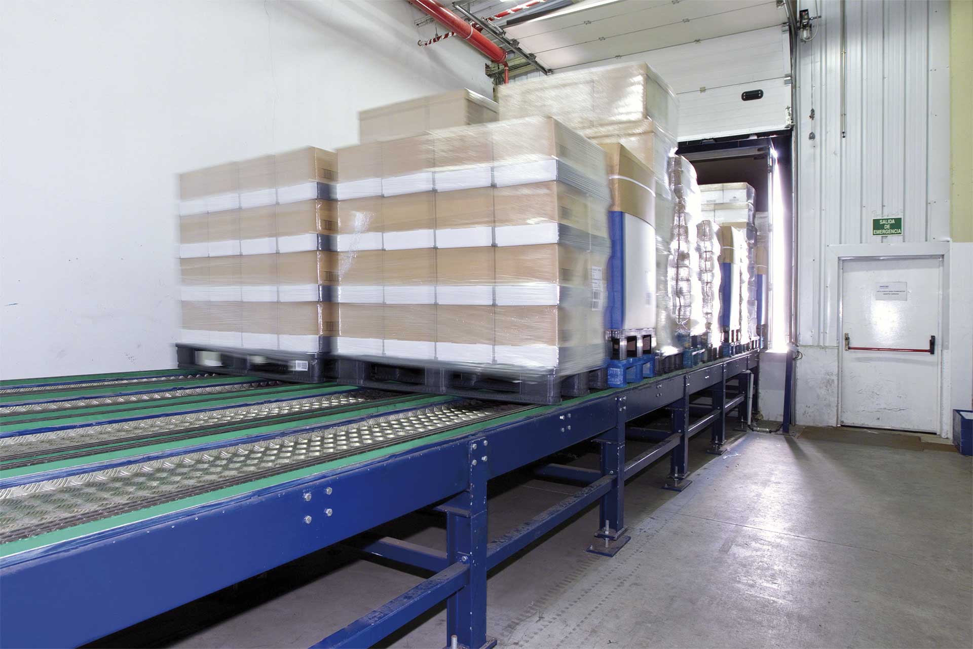 Los sistemas automáticos de carga y descarga de camiones ofrecen agilidad y seguridad en la zona de muelles del almacén. Los sistemas automáticos de carga y descarga de camiones ofrecen agilidad y seguridad en la zona de muelles del almacén.