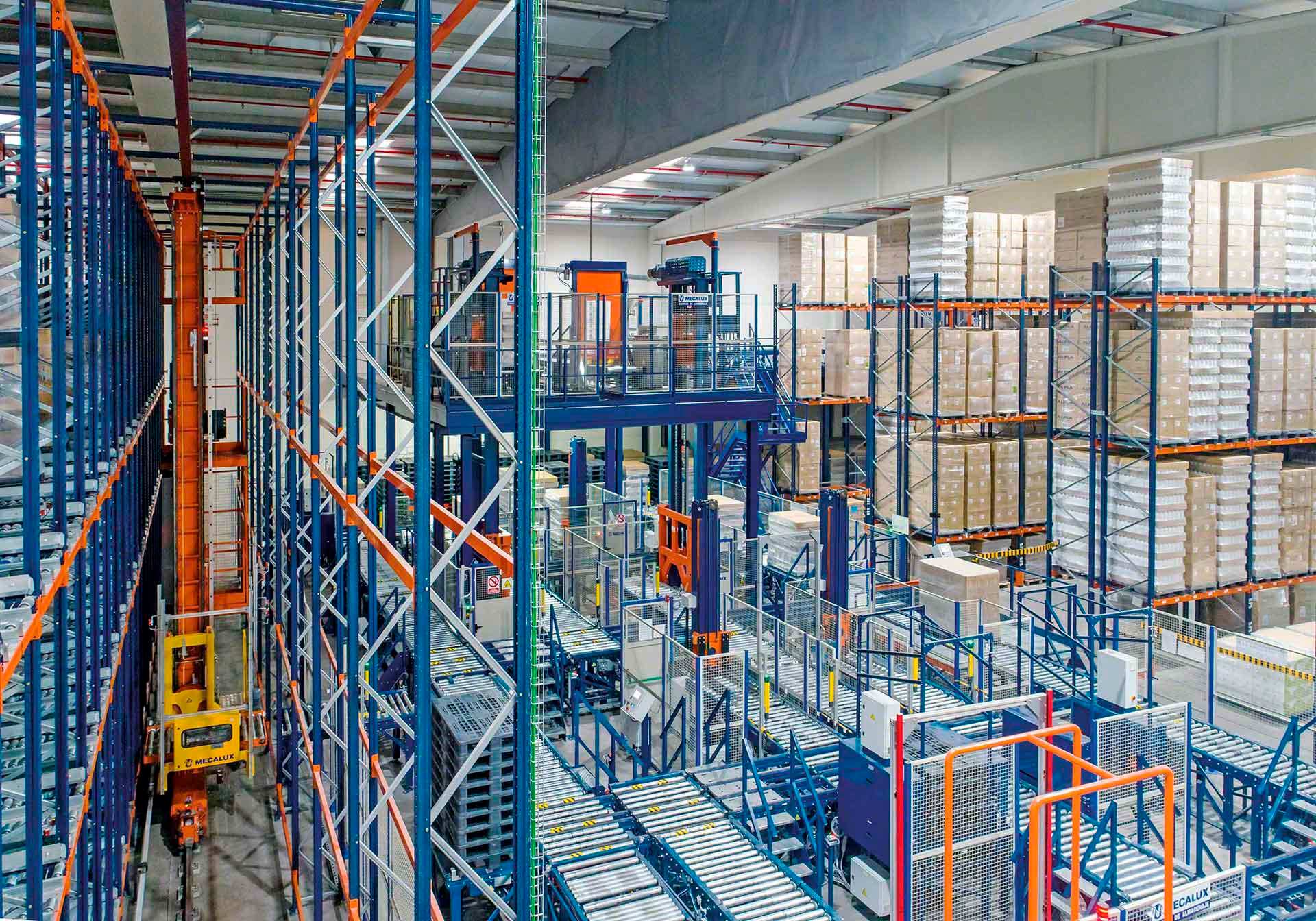 Distintos sistemas automáticos funcionando en un almacén robotizado Distintos sistemas automáticos funcionando en un almacén robotizado