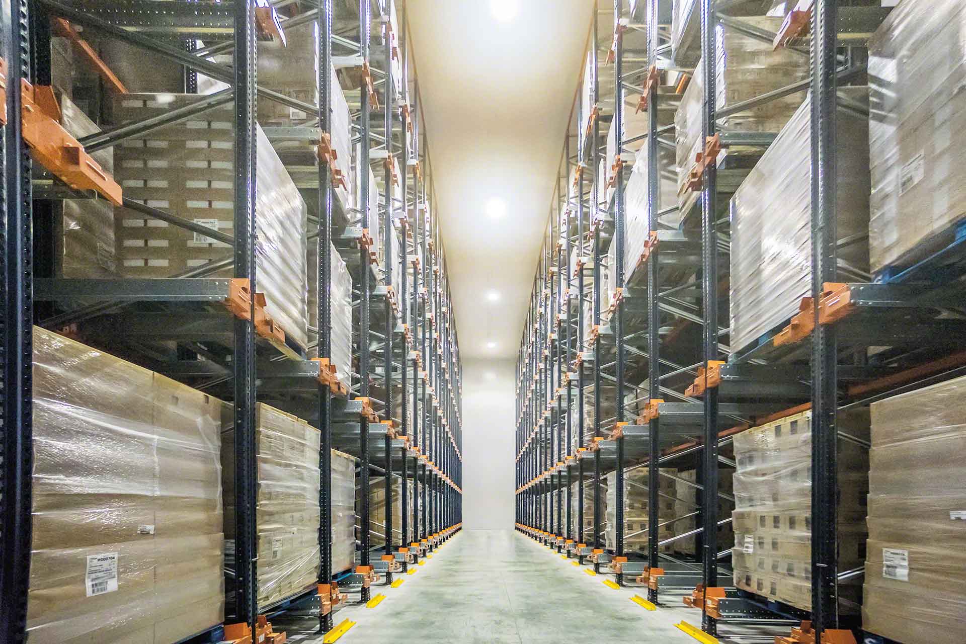 El stock mínimo asegura la continua reposición de mercancías El stock mínimo asegura la continua reposición de mercancías
