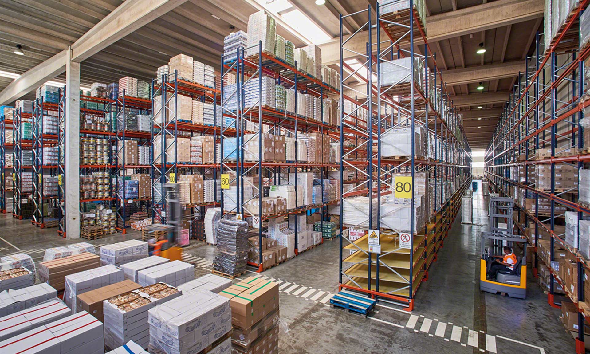 Las técnicas de almacenamiento son estrategias utilizadas para los criterios a la hora de alojar los productos en el almacén Las técnicas de almacenamiento son estrategias utilizadas para los criterios a la hora de alojar los productos en el almacén