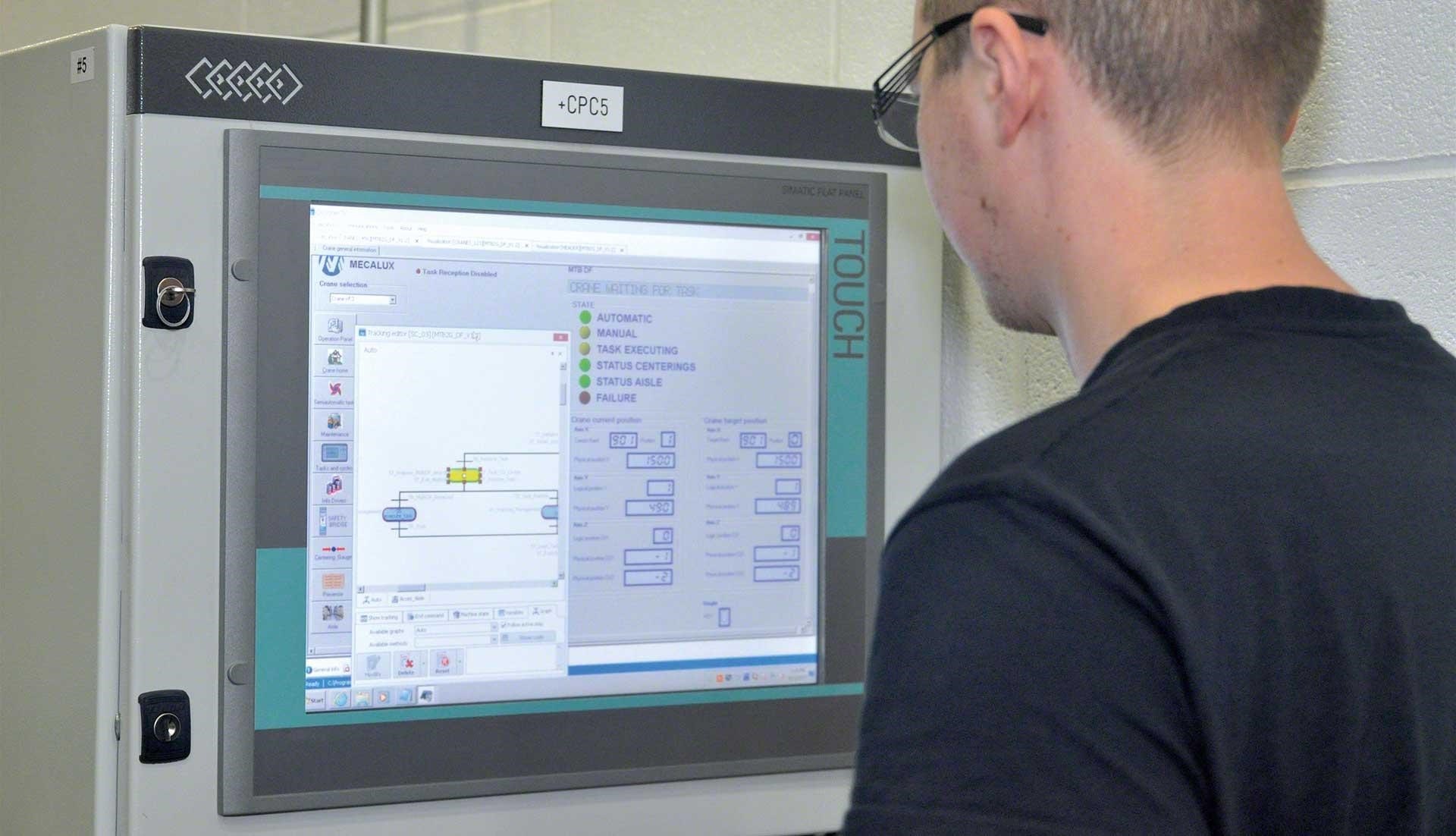 Un trabajador utiliza el SGA Easy WMS, una herramienta perfecta para medir los KPI en el almacén Un trabajador utiliza el SGA Easy WMS, una herramienta perfecta para medir los KPI en el almacén