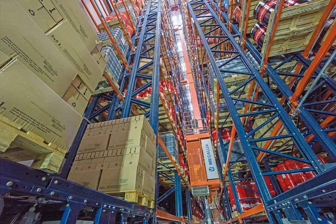 Un transelevador maneja palets de forma automática en un almacén robotizado Un transelevador maneja palets de forma automática en un almacén robotizado