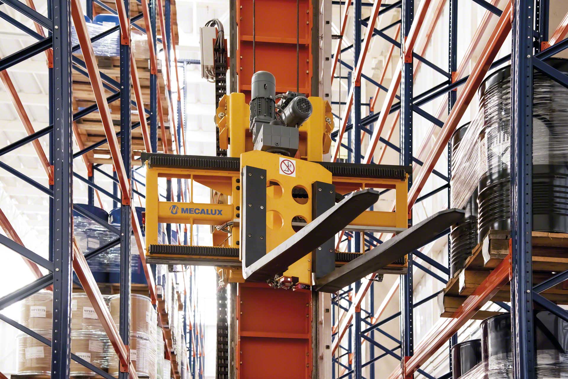 Stacker cranes slot and remove goods automatically Stacker cranes slot and remove goods automatically