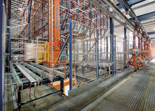 La instalación de transelevadores es un ejemplo de automatización de procesos industriales en logística