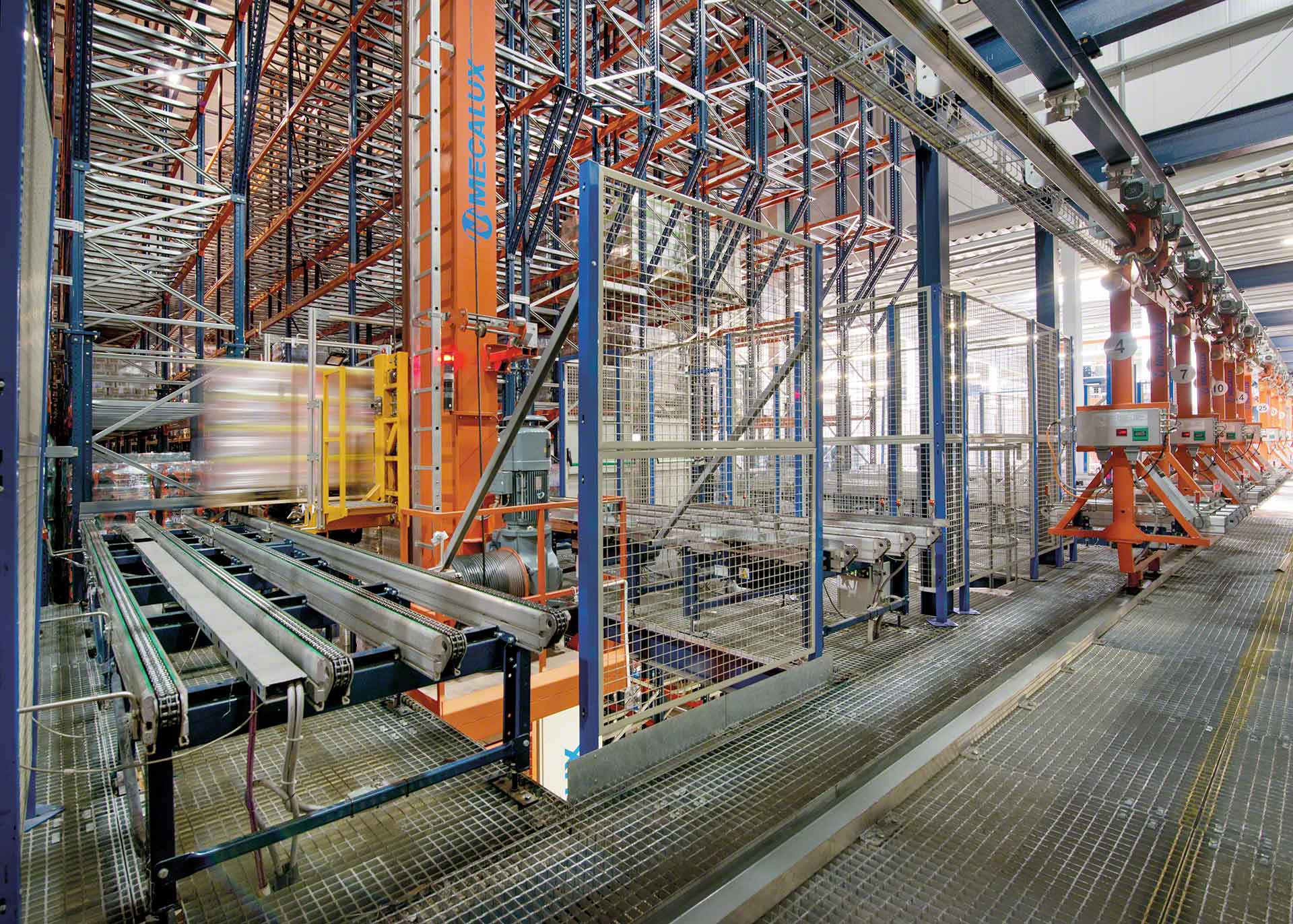 La instalación de transelevadores es un ejemplo de automatización de procesos industriales en logística La instalación de transelevadores es un ejemplo de automatización de procesos industriales en logística