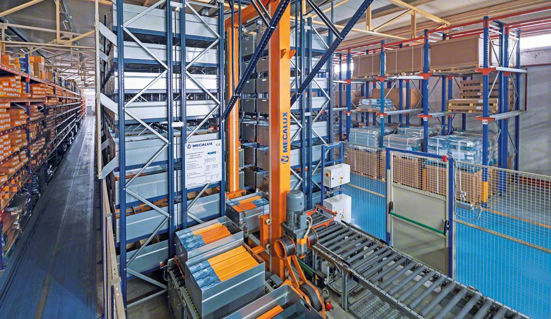Los transelevadores son máquinas de almacén que ubican y extraen la mercancía de las estanterías 