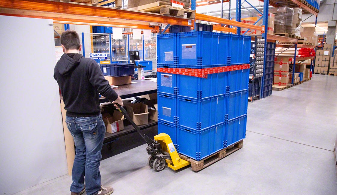 La transpaleta es el equipo de manutención manual más utilizado en el almacén
