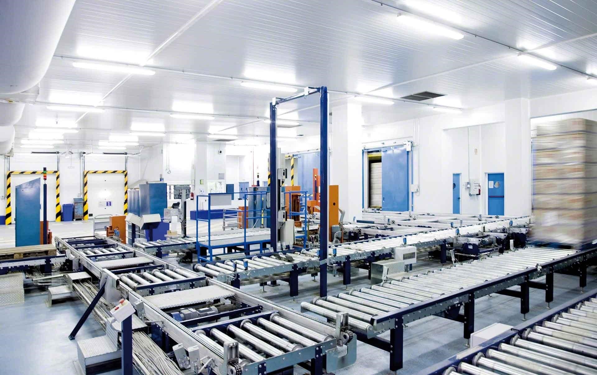 Transportadores para palets, una de las mejores herramientas para automatizar procesos del almacén que implican desplazamientos de cargas. Transportadores para palets, una de las mejores herramientas para automatizar procesos del almacén que implican desplazamientos de cargas.