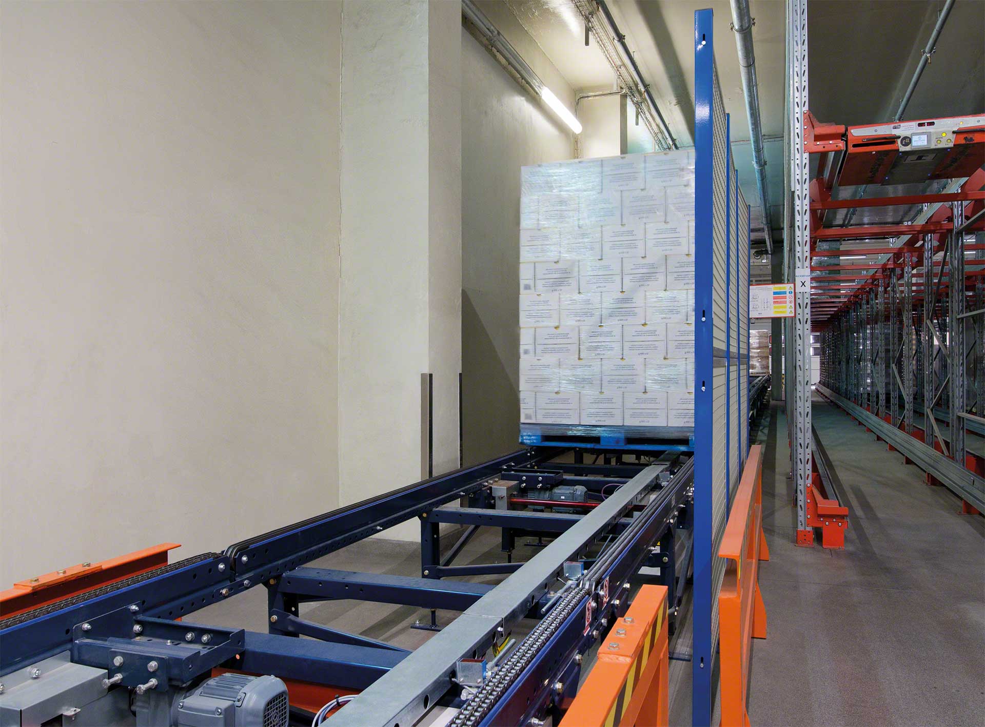 El transporte de cargas entre almacenes o plantas de producción forma parte de la logística interna de la empresa El transporte de cargas entre almacenes o plantas de producción forma parte de la logística interna de la empresa