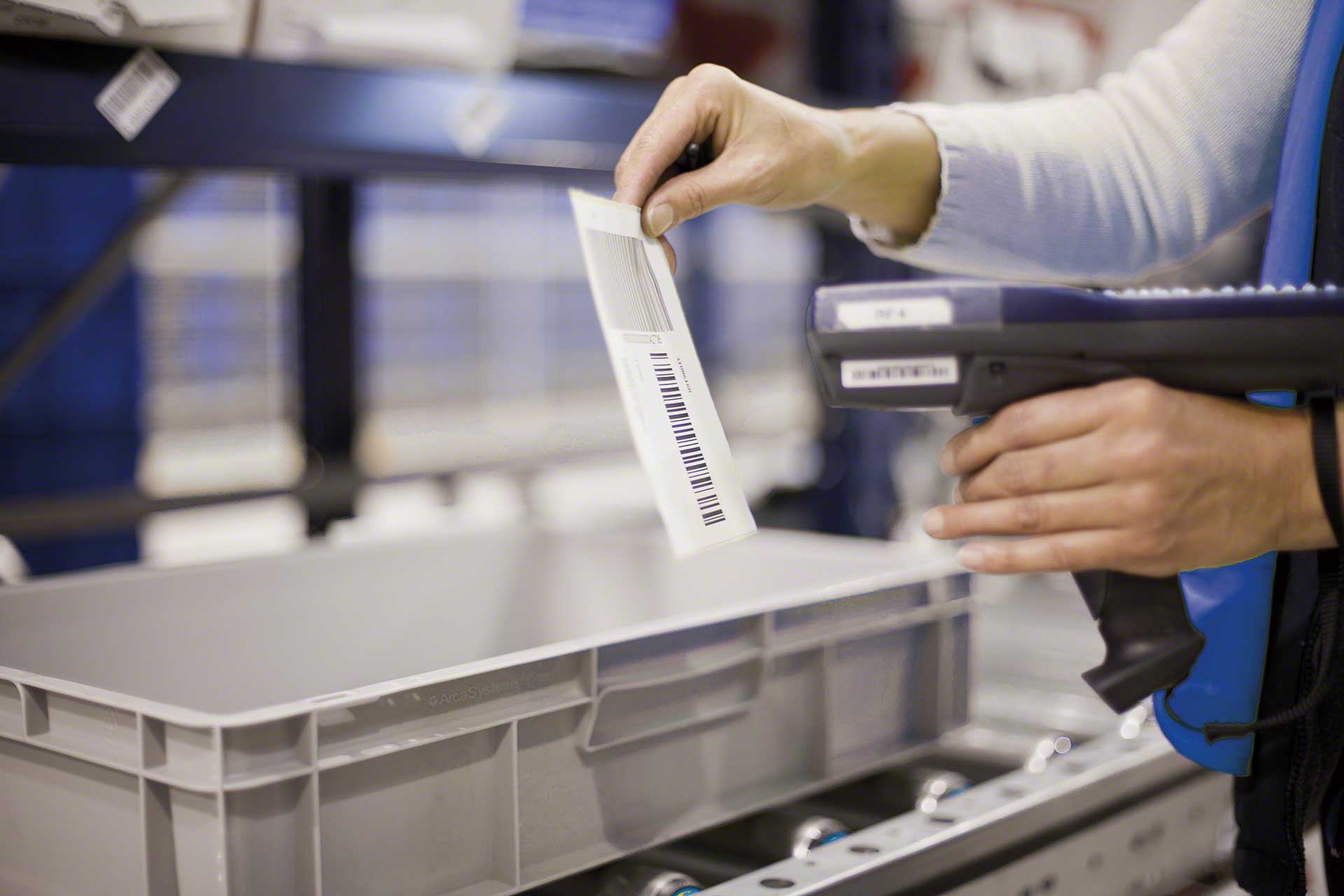 La trazabilidad engloba el conjunto de medidas para registrar e identificar un producto a lo largo de sus etapas logísticas La trazabilidad engloba el conjunto de medidas para registrar e identificar un producto a lo largo de sus etapas logísticas