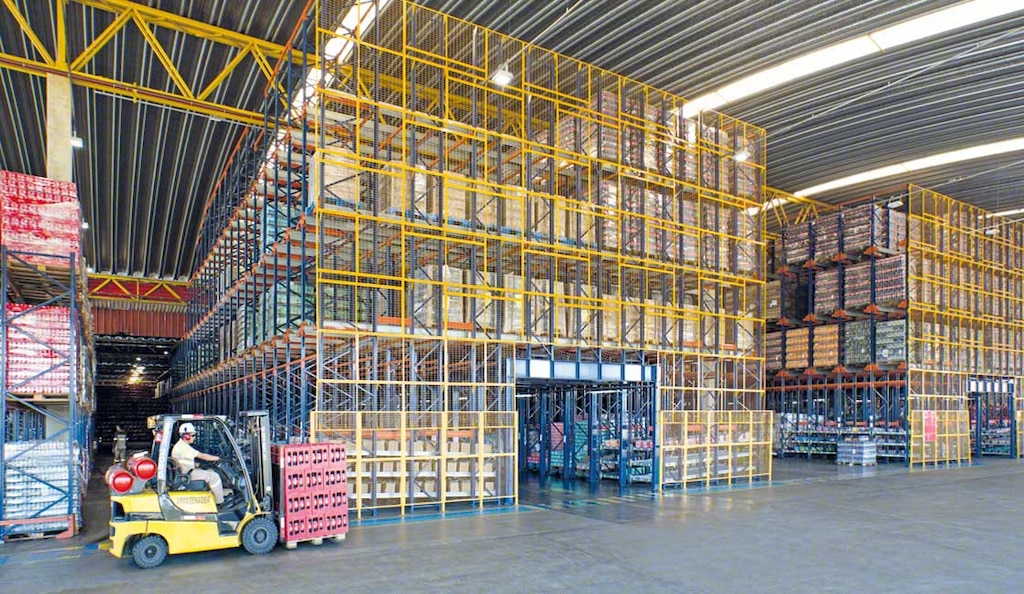 El sistema Pallet Shuttle admite la instalación de un pasillo en el nivel inferior para facilitar la preparación de pedidos