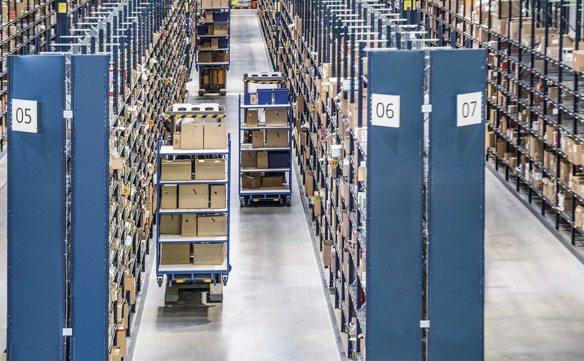 El uso de robots móviles en el almacén se ha incrementado en los últimos años El uso de robots móviles en el almacén se ha incrementado en los últimos años