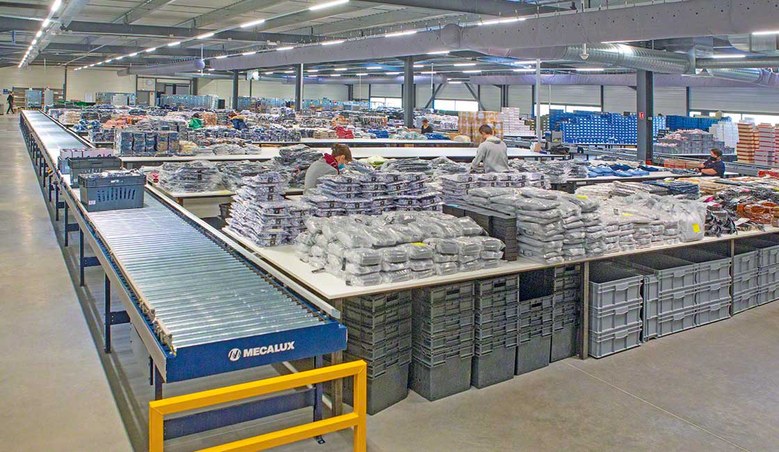 Los transportadores de rodillos de Mecalux agilizan el movimiento de cajas en el almacén de la empresa CCV