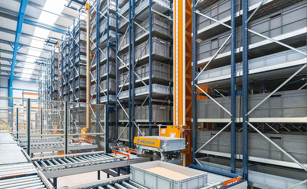 El almacén automático gestiona 8.000 cajas en tan solo 625 m<sup>2</sup>