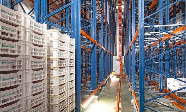 El almacén automático suministra la mercancía requerida en la zona de calibrado
