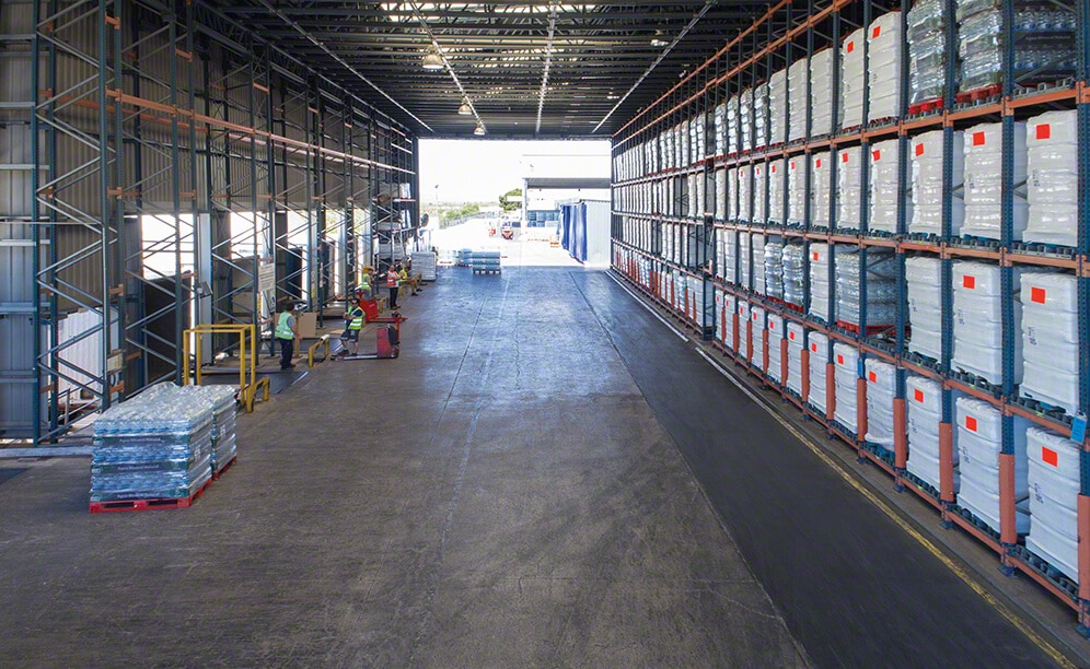 Dos almacenes autoportantes para las bebidas sin alcohol de San Benedetto Dos almacenes autoportantes para las bebidas sin alcohol de San Benedetto