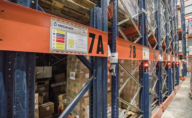 Almacén de congelados de Benfood con estanterías sobre bases móviles Movirack