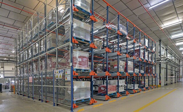 El almacén se compone de cuatro pasillos con estanterías de doble profundidad