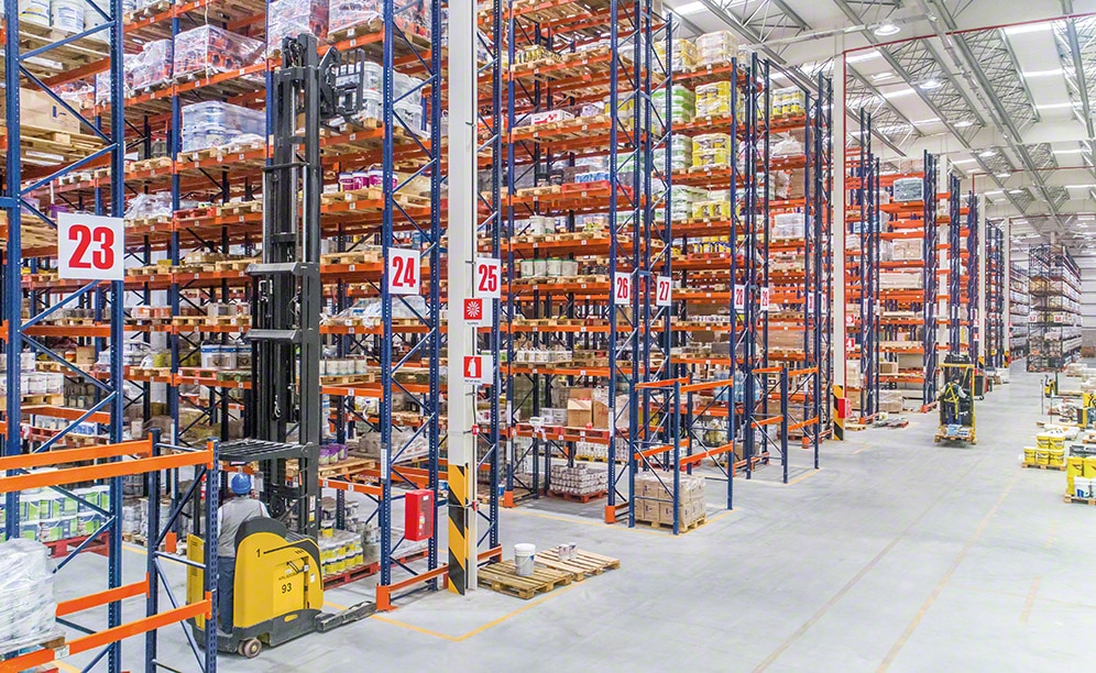 Mecalux ha equipado el almacén con estanterías de paletización convencional que ofrecen una capacidad de almacenaje para más de 11.600 palets