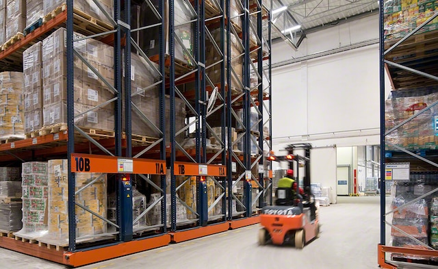 Almacén de envases de Refrescos con estanterías sobre bases móviles Movirack