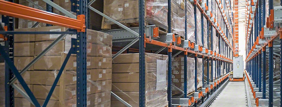 Almacén de Finieco con el Pallet Shuttle automático atendido por transelevador