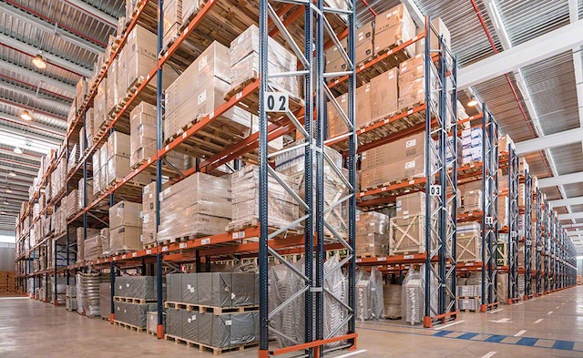 El almacén de de Leroy Merlin con productos para bricolaje y jardínería