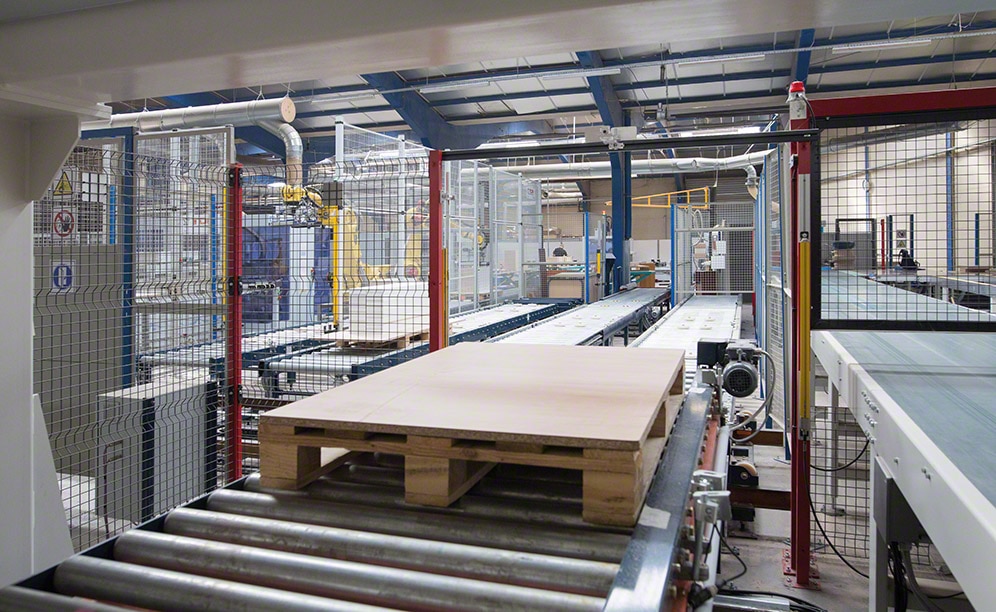 Mecalux ha instalado un avanzado circuito de transportadores en el centro de producción de Euréquip