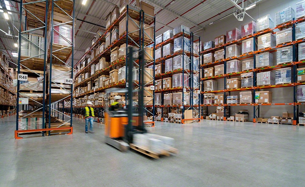 KMC-Services ha equipado dos almacenes de su centro logístico en Polonia con el sistema de paletización convencional de Mecalux