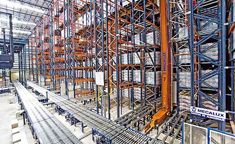 Transelevadores para paletas monocolumna automatizan el silo autoportante de Ubesol