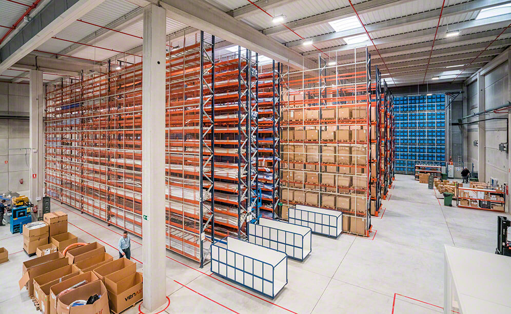 El almacén de Venair está equipado con tres sistemas de almacenaje de Mecalux: estanterías convencionales, estanterías con pasillos estrechos y un almacén automático miniload